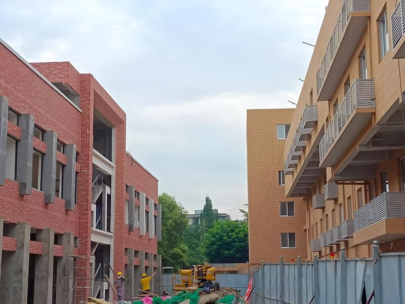 Flomary Yapı Malzemelerinin Uygulamaları-Her Proje için Çok Yönlülük 11 Ayrık tuğla duvar tasarımlı üniversite binası